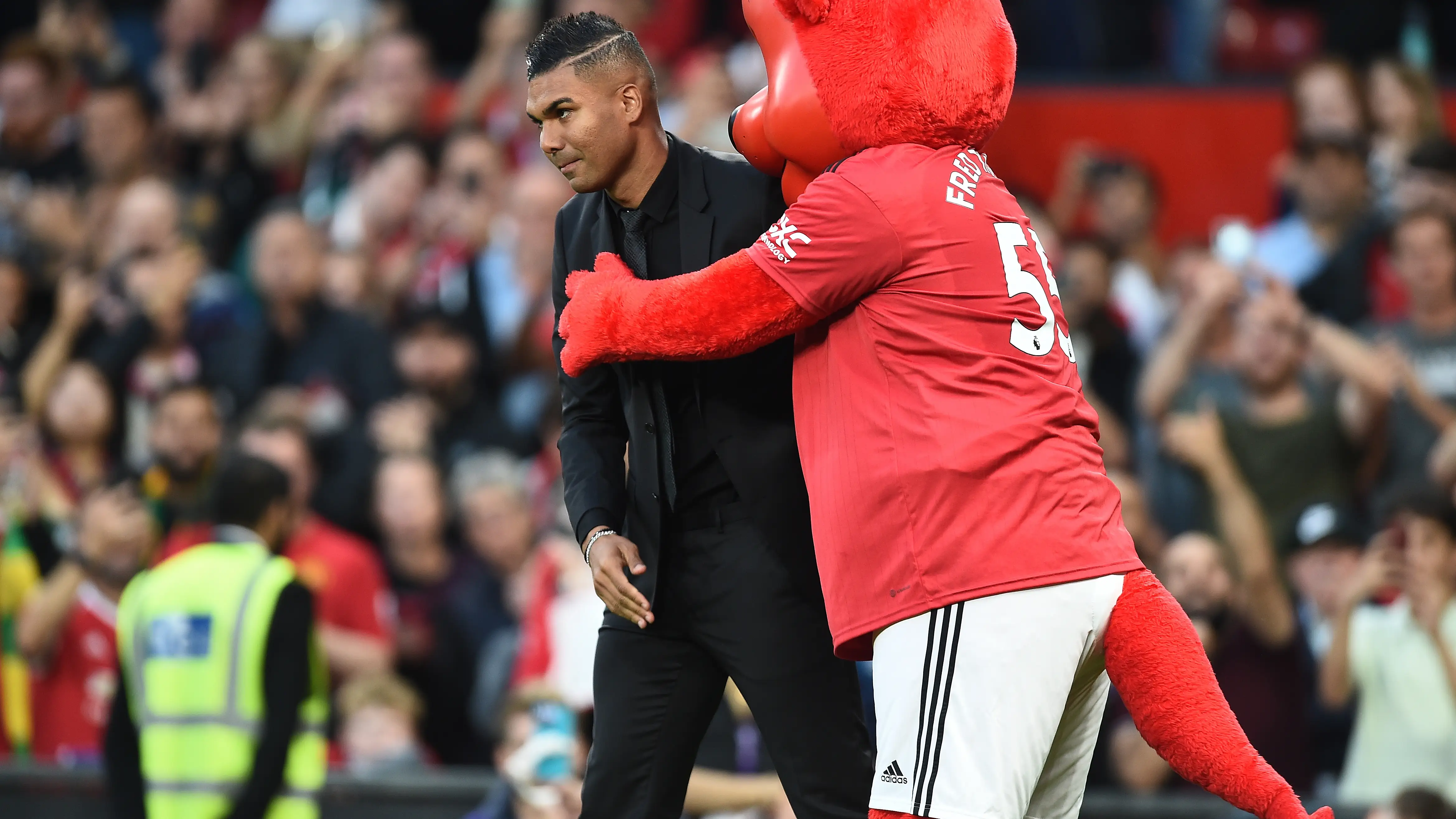Casemiro, recibido por la mascota del Manchester United durante el partido frente al Liverpool en Old Trafford. Casemiro, recibido por la mascota del Manchester United durante el partido frente al Liverpool en Old Trafford.