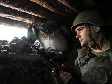 Soldado ucraniano que lucha contra las fuerzas rusas