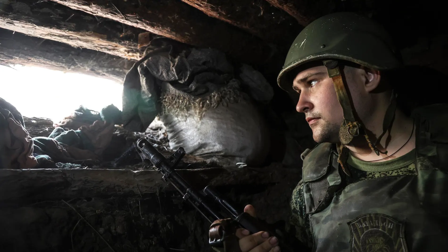 Soldado ucraniano que lucha contra las fuerzas rusas