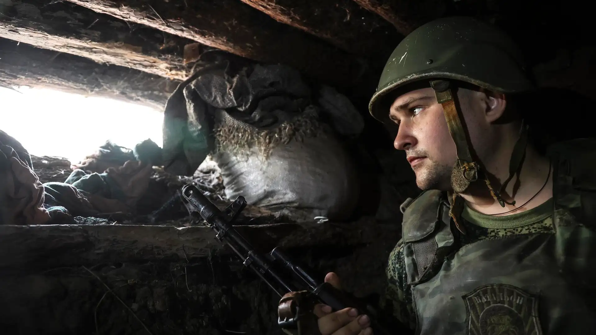 Soldado ucraniano que lucha contra las fuerzas rusas Soldado ucraniano que lucha contra las fuerzas rusas