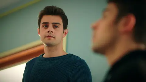 Kadir y Ömer descubren que Suzan les dio dinero para salir adelante… ¡Pero se lo quedó Şengül! Kadir y Ömer descubren que Suzan les dio dinero para salir adelante… ¡Pero se lo quedó Şengül!