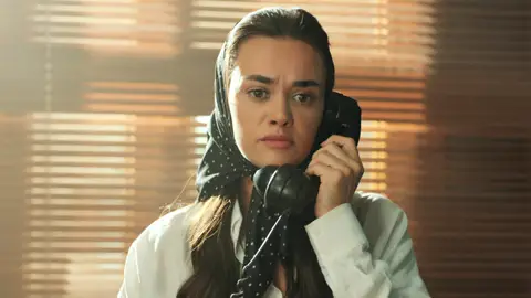 En el próximo capítulo de ‘Tierra Amarga’: Ümit, desesperada, suplica a Fikret que le ayude En el próximo capítulo de ‘Tierra Amarga’: Ümit, desesperada, suplica a Fikret que le ayude