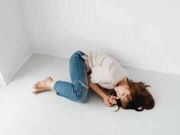 Mujer dormida en el suelo