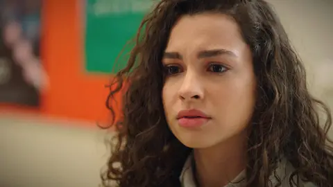 Berk hace tambalear la relación entre Doruk y Asiye Berk hace tambalear la relación entre Doruk y Asiye