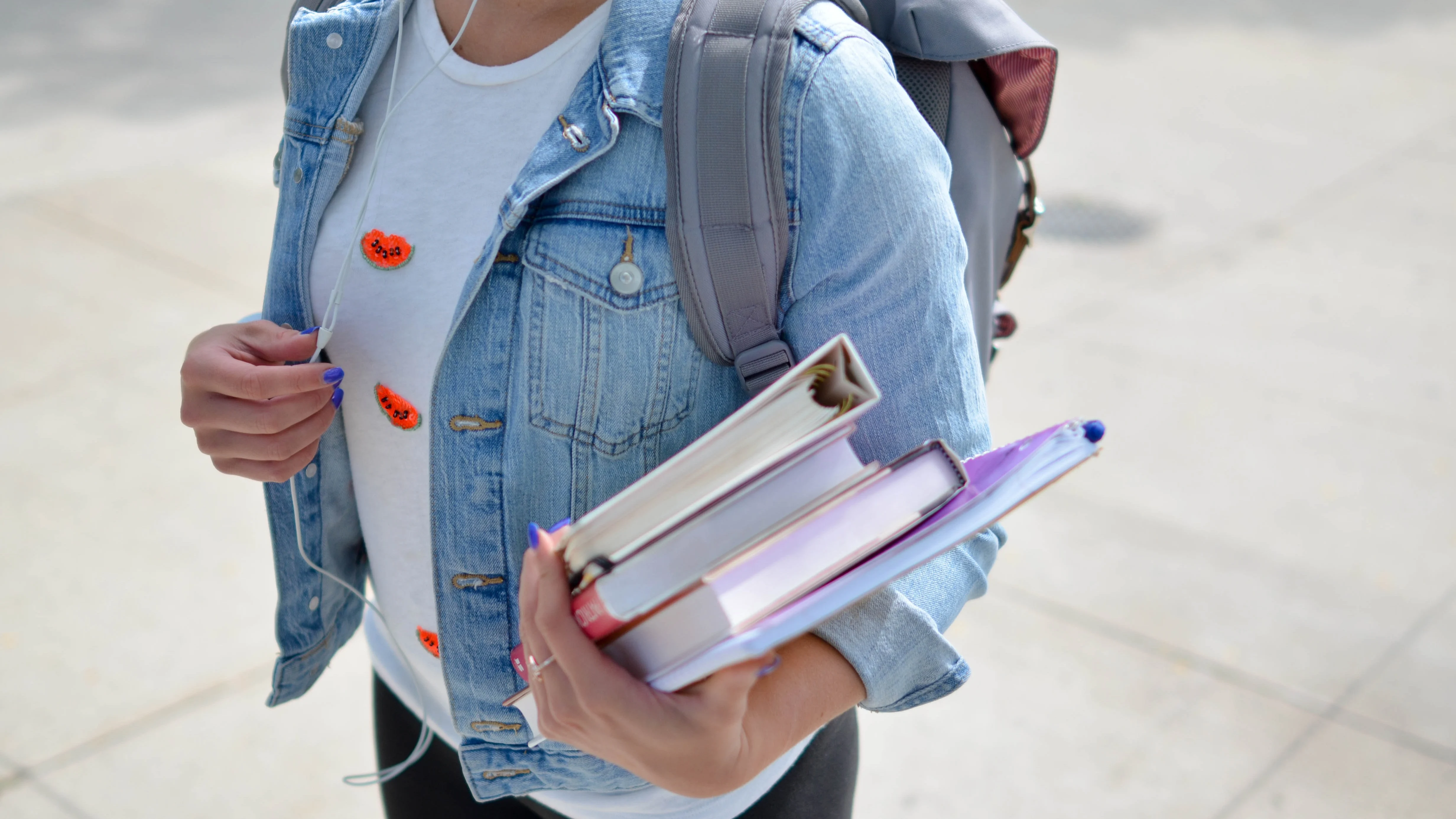 Joven estudiante con libros en la mano