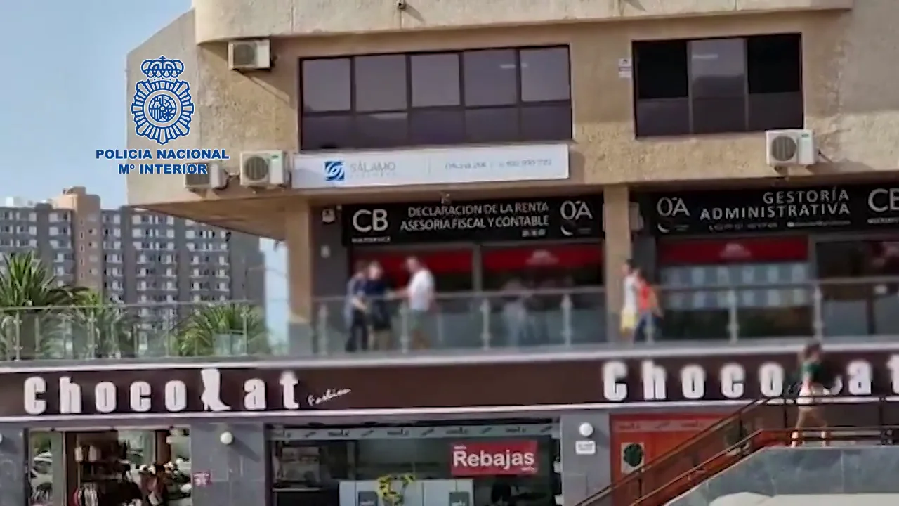 El momento de la detenci&oacute;n de un fugitivo de la justicia brit&aacute;nica 