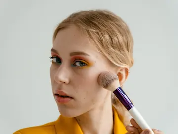 Chica maquillándose Chica maquillándose