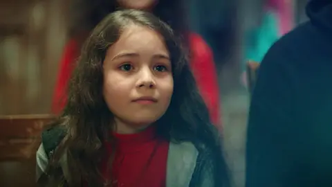 ¡Kadir sorprende a su familia con un emotivo vídeo de Hatice y Veli! ¡Kadir sorprende a su familia con un emotivo vídeo de Hatice y Veli!