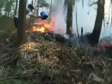 Los vecinos ayudan en las labores de extinción Los vecinos ayudan en las labores de extinción