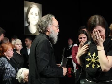 El pensador ultranacionalista Alexandr Dugin durante el velatorio de su hija 