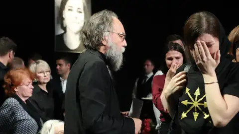 El pensador ultranacionalista Alexandr Dugin durante el velatorio de su hija El pensador ultranacionalista Alexandr Dugin durante el velatorio de su hija