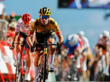 Primoz Roglic lidera el grupo en la cuarta etapa de La Vuelta Primoz Roglic lidera el grupo en la cuarta etapa de La Vuelta