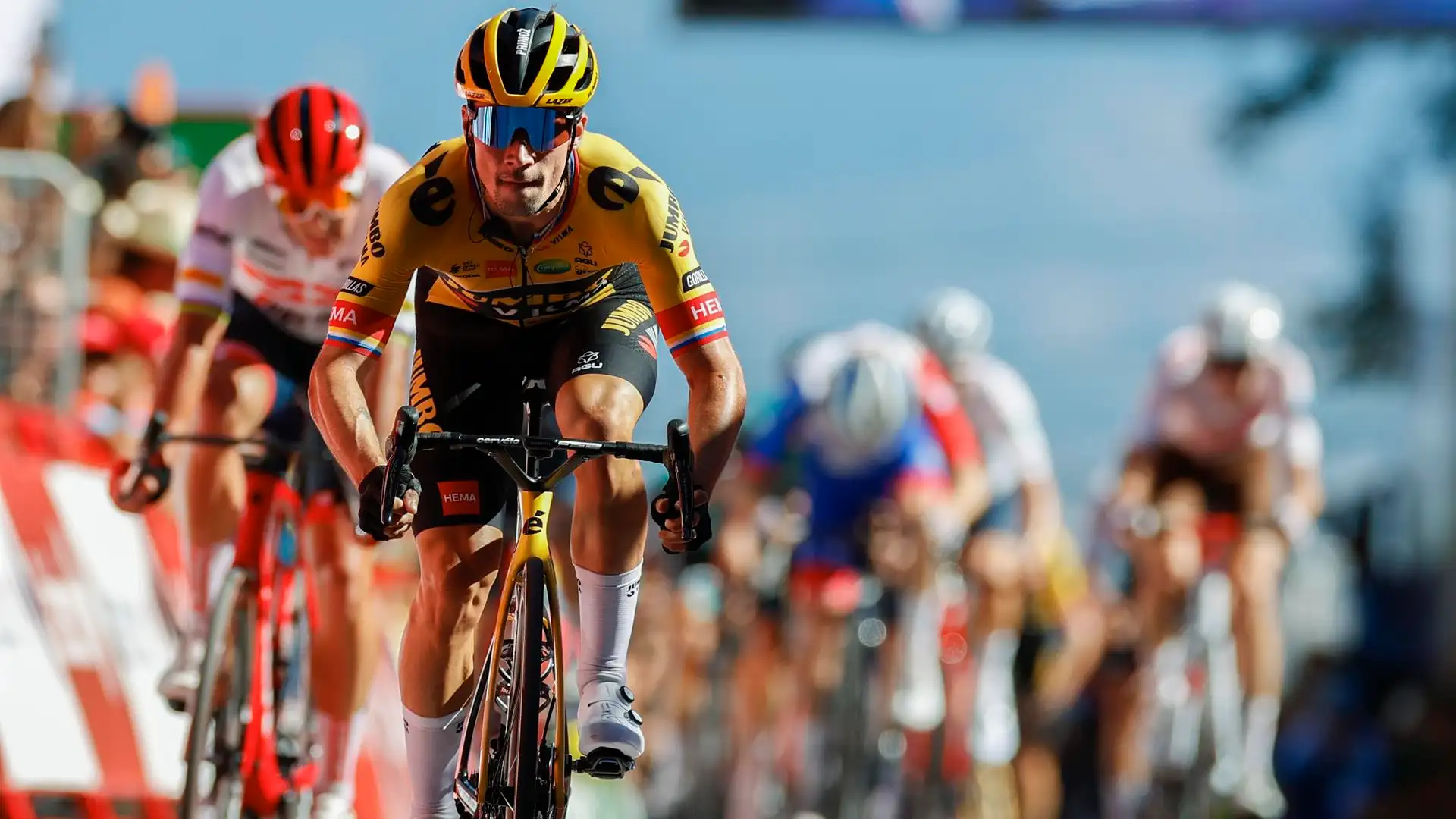 Primoz Roglic lidera el grupo en la cuarta etapa de La Vuelta Primoz Roglic lidera el grupo en la cuarta etapa de La Vuelta