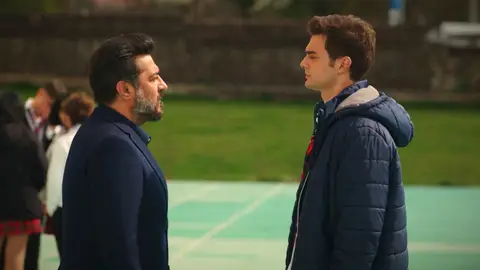 Ömer se enfrenta a Akif y renuncia al trabajo: “No voy a aceptar migajas" Ömer se enfrenta a Akif y renuncia al trabajo: “No voy a aceptar migajas"