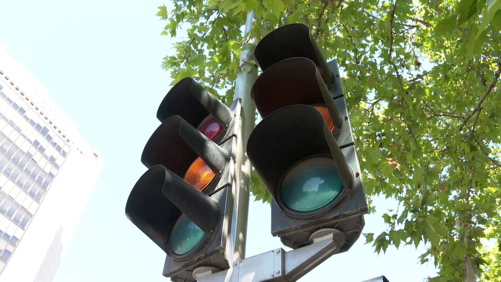 La DGT podría eliminar el color ámbar en los semáforos de los pasos de peatones