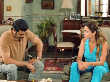 Demir le pide disculpas a su madre Hünkar por haber cuidado tanto a Sevda Demir le pide disculpas a su madre Hünkar por haber cuidado tanto a Sevda