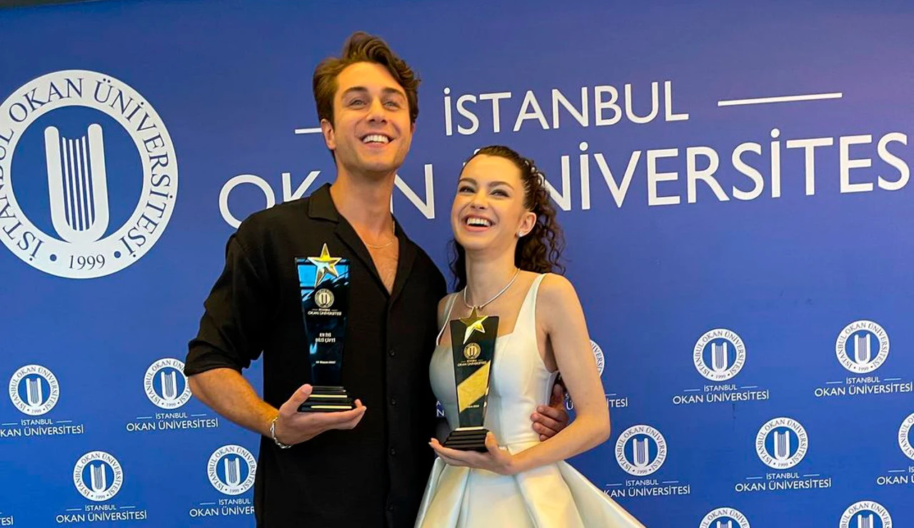 Doruk y Asiye ganan el premio a "Mejor pareja de serie" gracias a su historia de amor en 'Hermanos' 