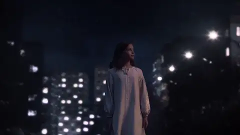 Niña muestra el desastre de la guerra en Ucrania Niña muestra el desastre de la guerra en Ucrania