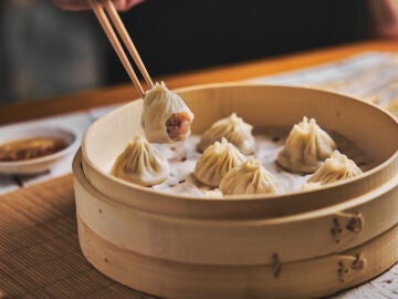 Dumplings en recipiente de bambú