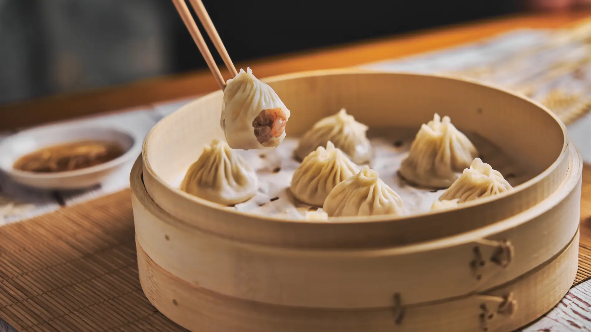 Dumplings en recipiente de bambú