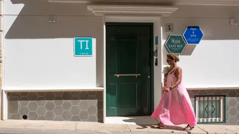Una turista entrando a un hotel Una turista entrando a un hotel