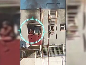 Dos menores, en estado crítico tras saltar del quinto piso de un edificio en llamas en Badalona