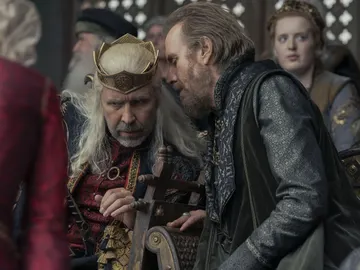 Otto Hightower susurra algo al Rey Viserys Otto Hightower susurra algo al Rey Viserys
