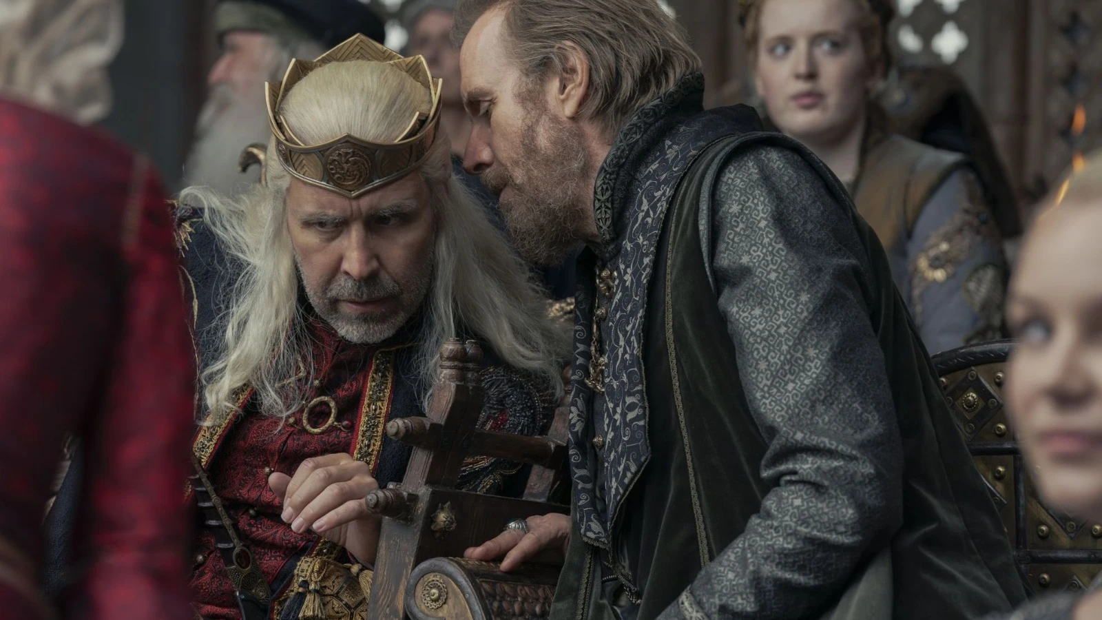 Otto Hightower susurra algo al Rey Viserys