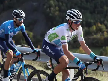 Enric Mas (d) rueda junto a Alejandro Valverde Enric Mas (d) rueda junto a Alejandro Valverde