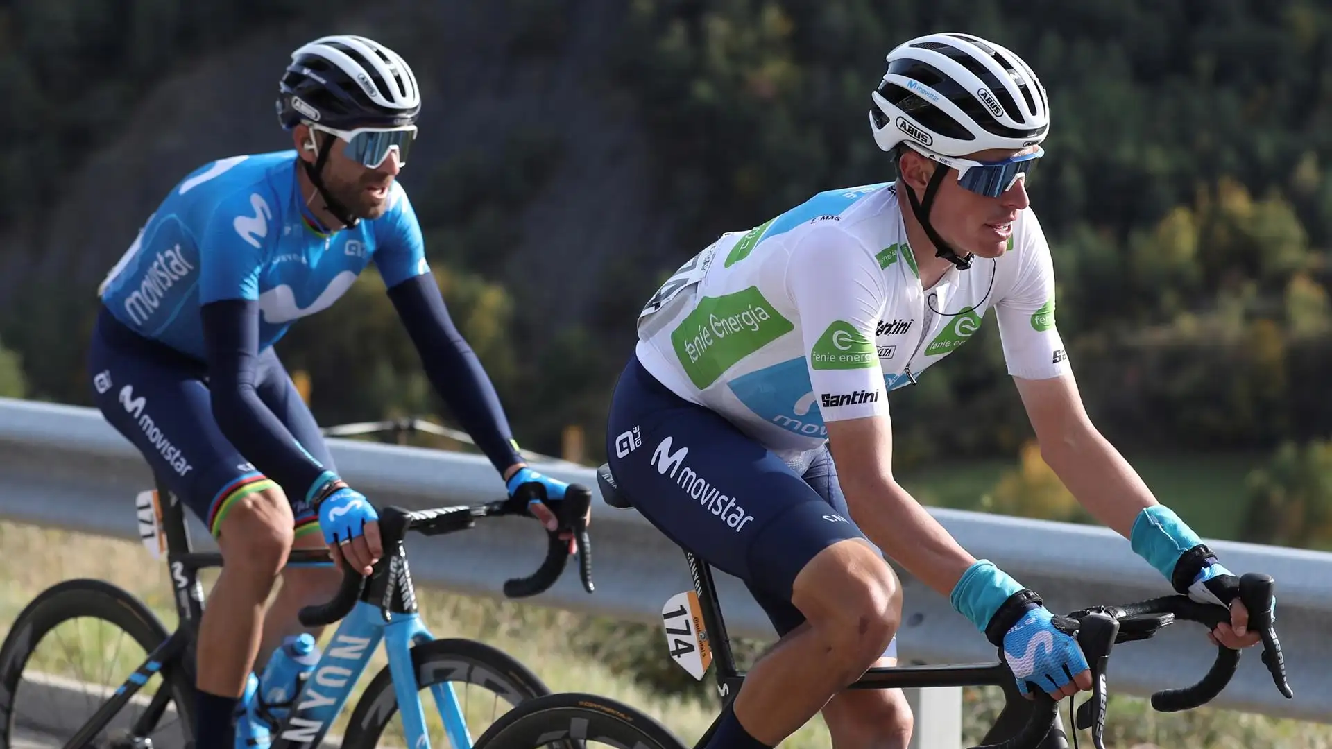 Enric Mas (d) rueda junto a Alejandro Valverde Enric Mas (d) rueda junto a Alejandro Valverde