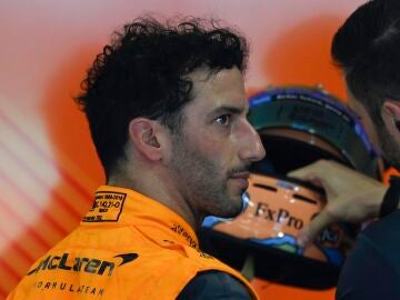 Daniel Ricciardo en el box de McLaren