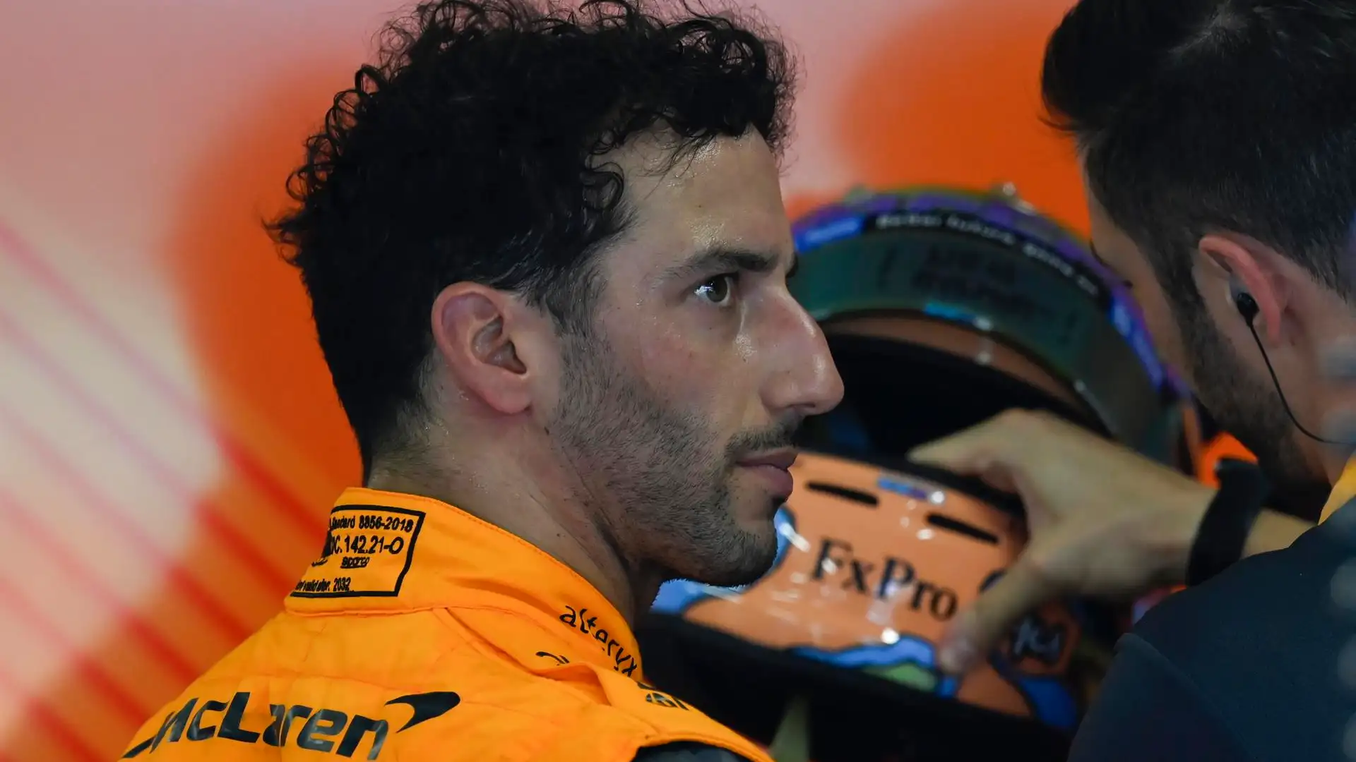 Daniel Ricciardo en el box de McLaren