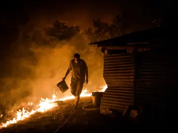 El incendio cuenta con cinco focos activos El incendio cuenta con cinco focos activos