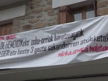  Un cartel del 'Ospa Eguna' pide la expulsión de la Guardia Civil y Policía