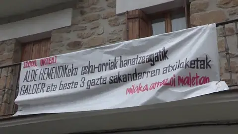 Un cartel del 'Ospa Eguna' pide la expulsión de la Guardia Civil y Policía Un cartel del 'Ospa Eguna' pide la expulsión de la Guardia Civil y Policía