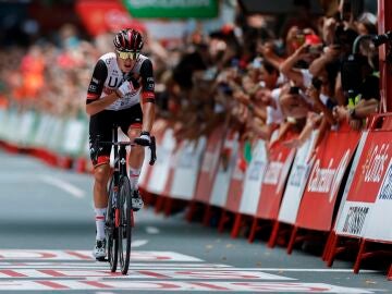 Marc Soler cruce en solitario la meta de la quinta etapa de La Vuelta en Bilbao