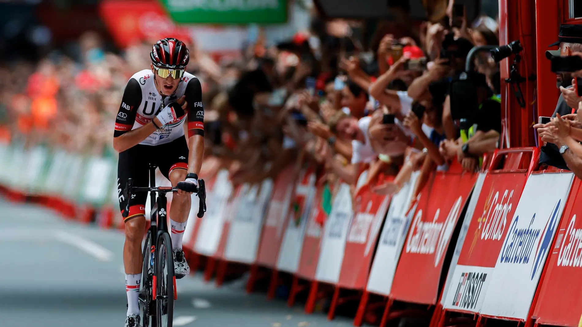 Marc Soler cruce en solitario la meta de la quinta etapa de La Vuelta en Bilbao