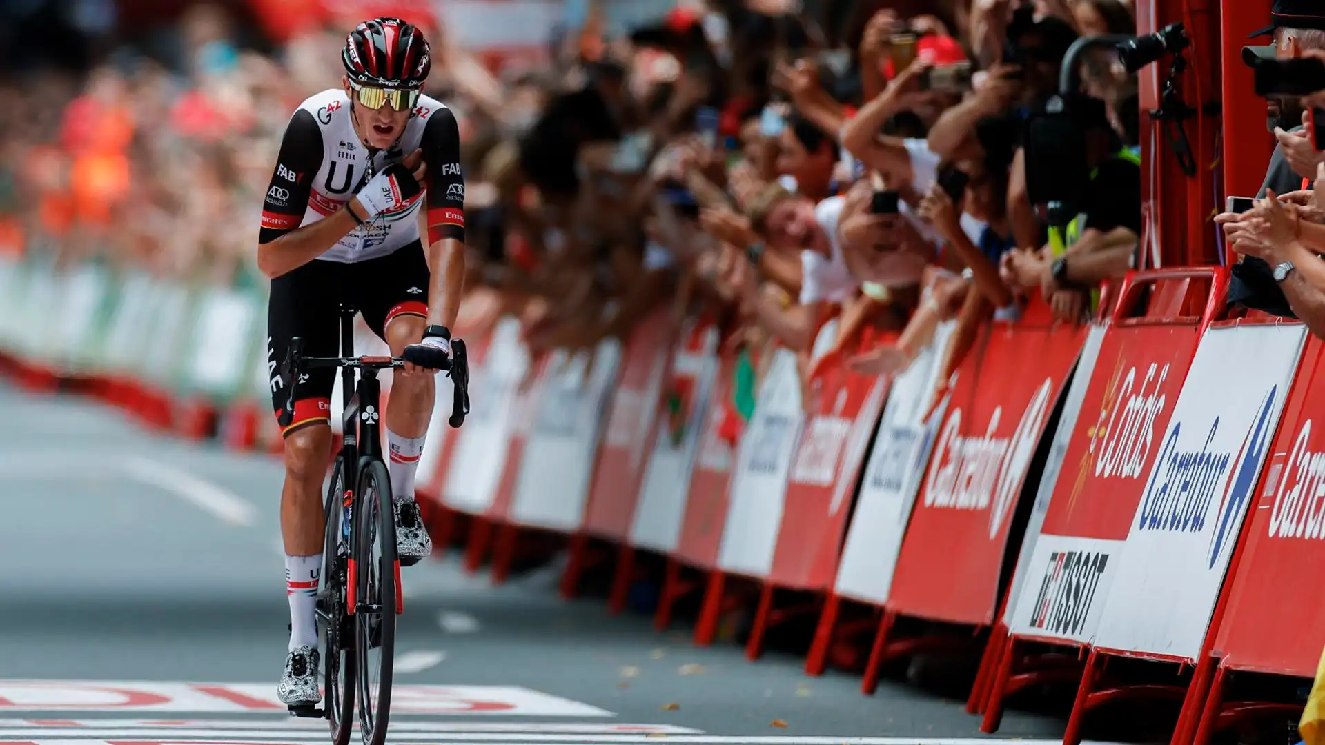 Marc Soler cruce en solitario la meta de la quinta etapa de La Vuelta en Bilbao