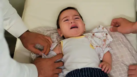 ¡Kerem Ali en apuros! Casi lo separan de su familia y después se pone gravemente enfermo ¡Kerem Ali en apuros! Casi lo separan de su familia y después se pone gravemente enfermo