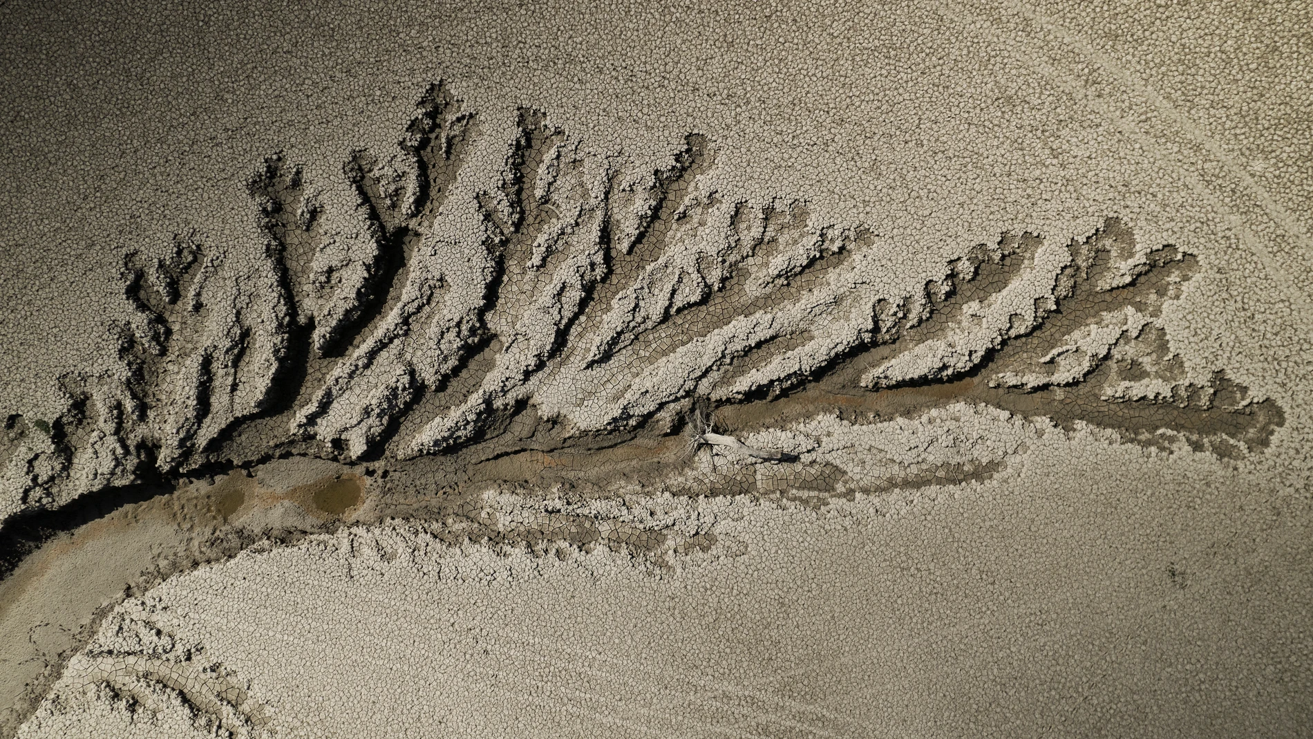 Imagen tomada desde un dron del pantano de Yesa que está actualmente por debajo del 30 % de su nivel