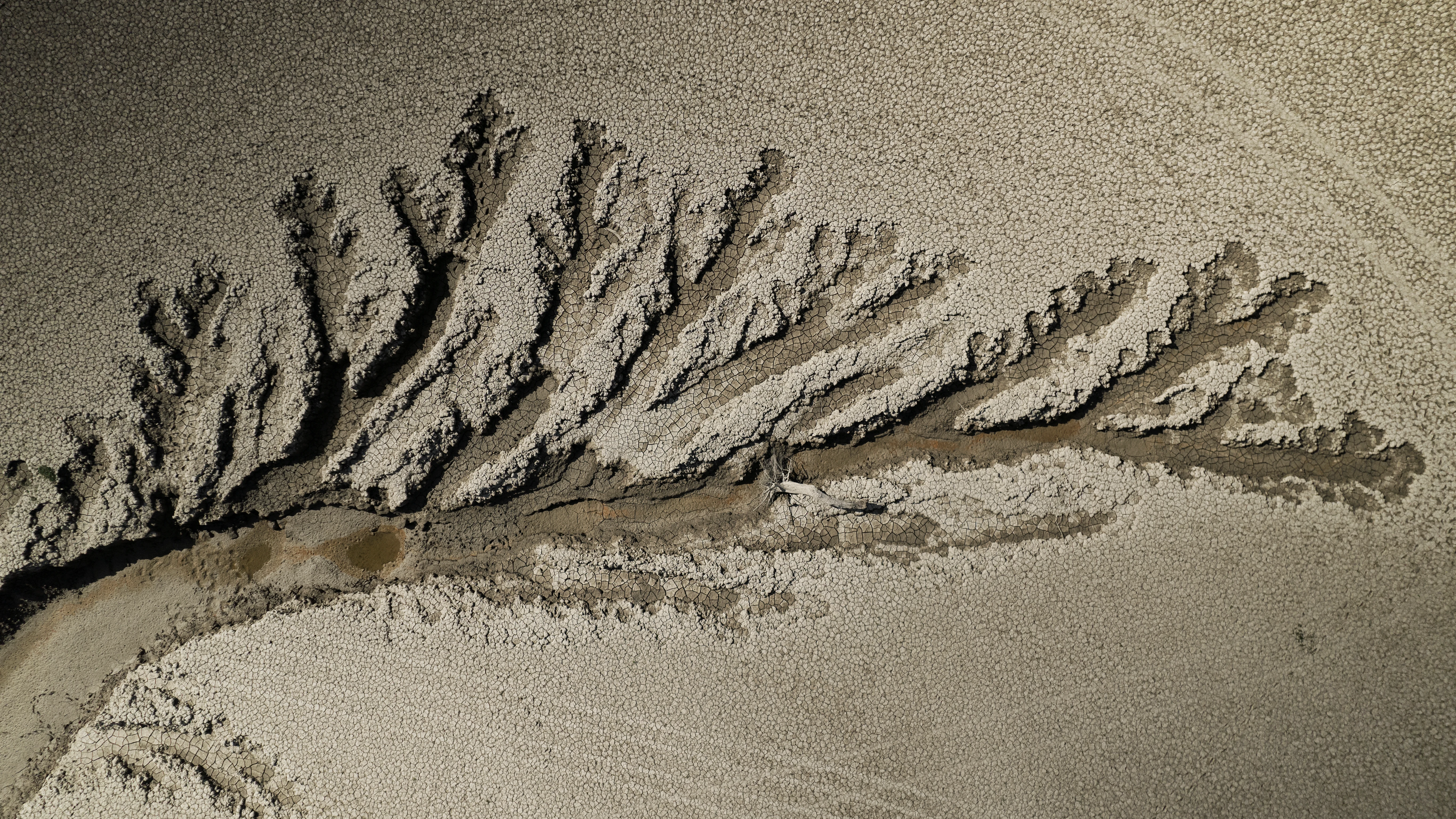 Imagen tomada desde un dron del pantano de Yesa que está actualmente por debajo del 30 % de su nivel Imagen tomada desde un dron del pantano de Yesa que está actualmente por debajo del 30 % de su nivel