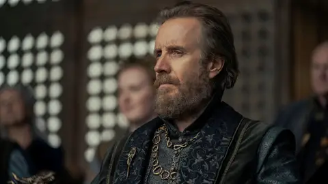 Rhys Ifans como Otto Hightower Rhys Ifans como Otto Hightower