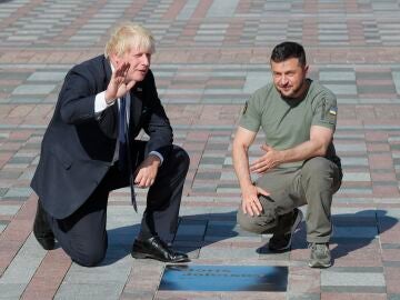 El presidente de Ucrania Volodímir Zelenski y el primer ministro británico Boris Johnson
