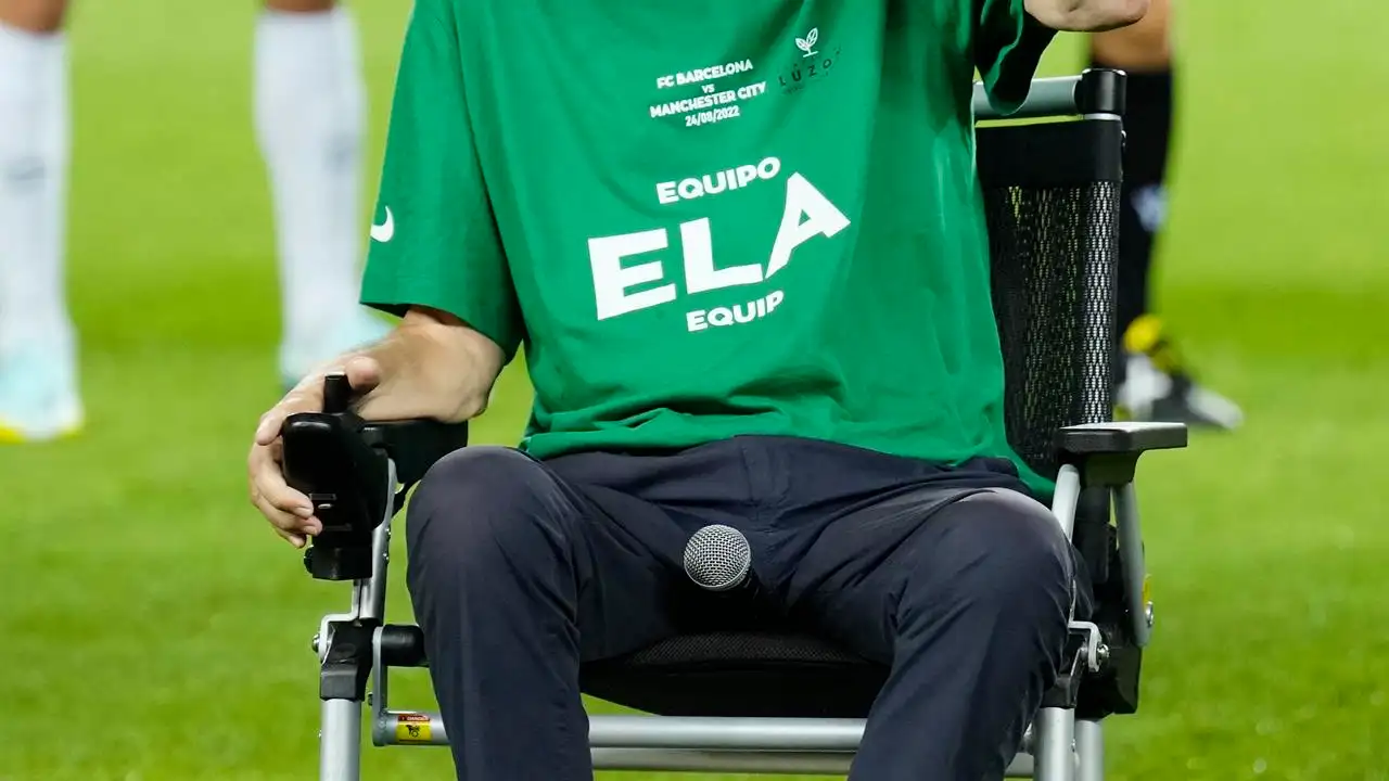Unzué, en el césped del Camp Nou en el partido contra la ELA Unzué, en el césped del Camp Nou en el partido contra la ELA