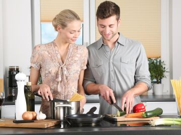 Pareja cocinando