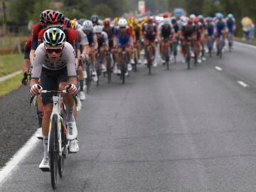 El pelotón durante la sexta etapa de La Vuelta España