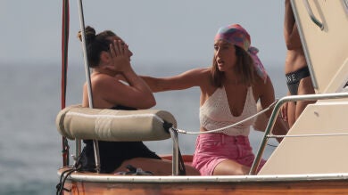 Las tensas imágenes de María Pedraza con sus amigas en un barco durante sus vacaciones