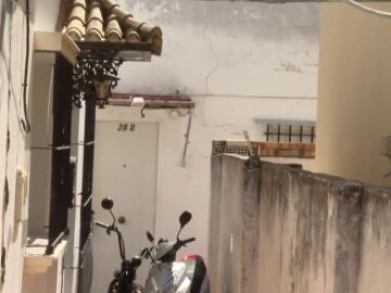 La Policía rescata en Jerez de la Frontera a una mujer mayor que estuvo sepultada tres días bajo una librería en su casa