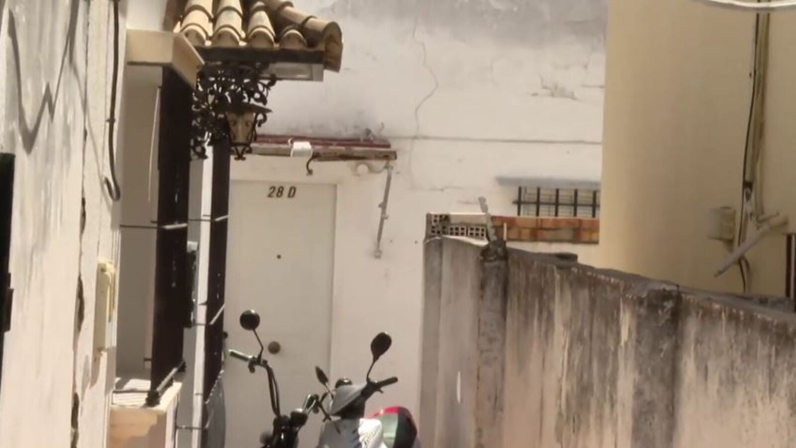 La Policía rescata en Jerez de la Frontera a una mujer de 78 años que estuvo sepultada tres días bajo una librería en su casa