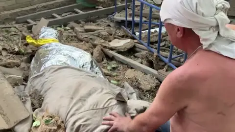 Las impactantes imágenes del ucraniano y su hijo fallecido Las impactantes imágenes del ucraniano y su hijo fallecido